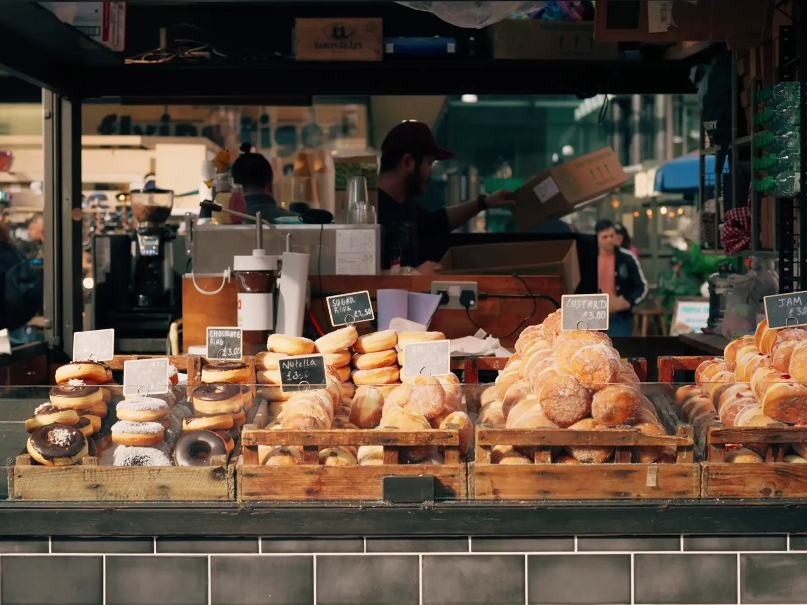 Mostrador de una panadería con bollería