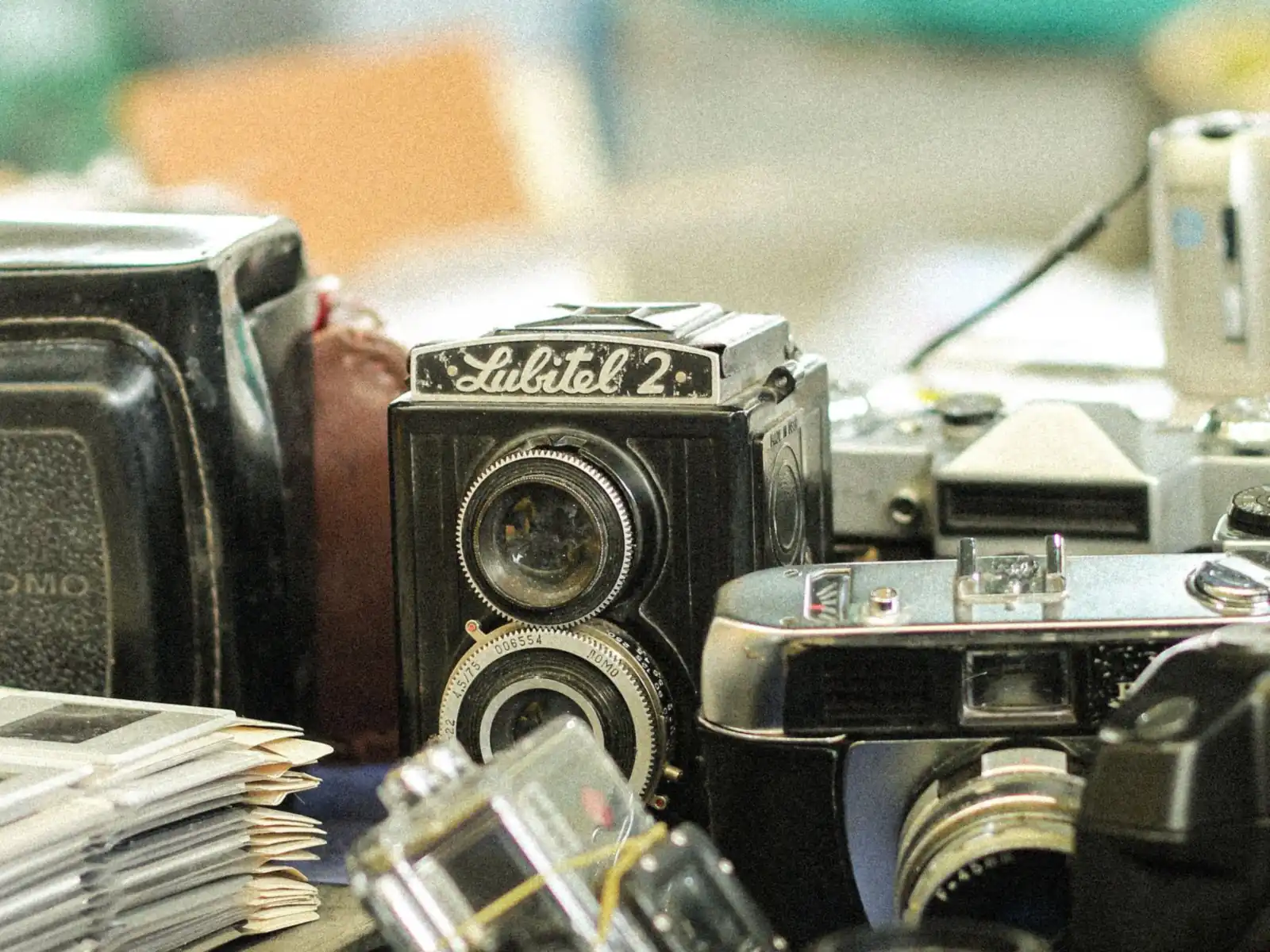 Cámaras de fotos antiguas en un puesto de mercadillo