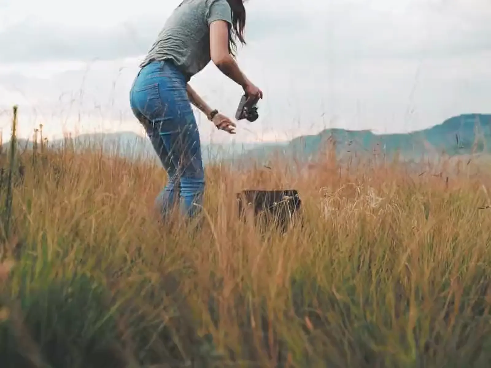 Una persona haciendo fotos en el campo