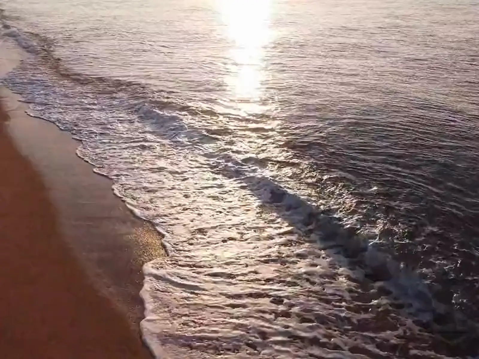 La orilla del mar con el reflejo del sol
